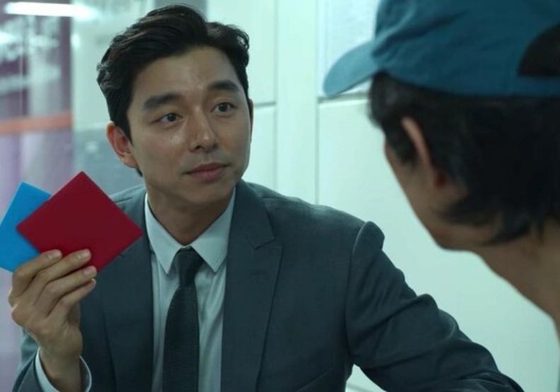 圖／左為孔劉飾演的西裝男，右為成勳。取自Netflix。