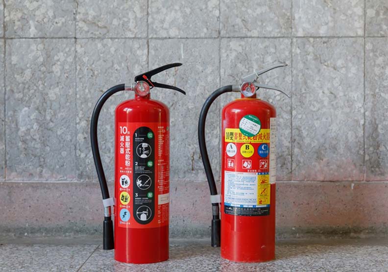 左:示範設計打樣 ,右:滅火器現況。台灣設計研究院提供。