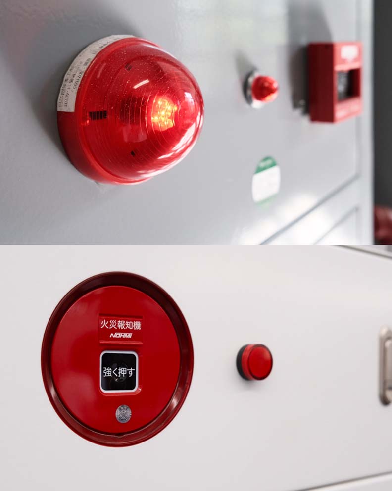 上為原法規限制標示燈的外觀形狀(透明罩為圓弧形),火警發信機與標示燈各自獨立。下為修改後的法規刪除燈罩形狀,因此有更多的產品選擇,該產品為二合一標示燈(火警發信機+標示燈),台灣設計研究院提供。