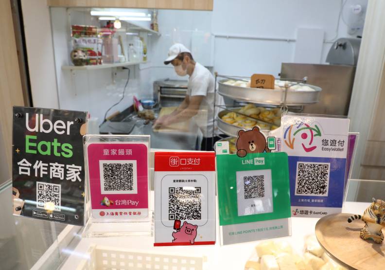 各種支付方式增添便利性，讓逛市場不用再忙著找零錢（圖為士東市場）。蘇義傑攝