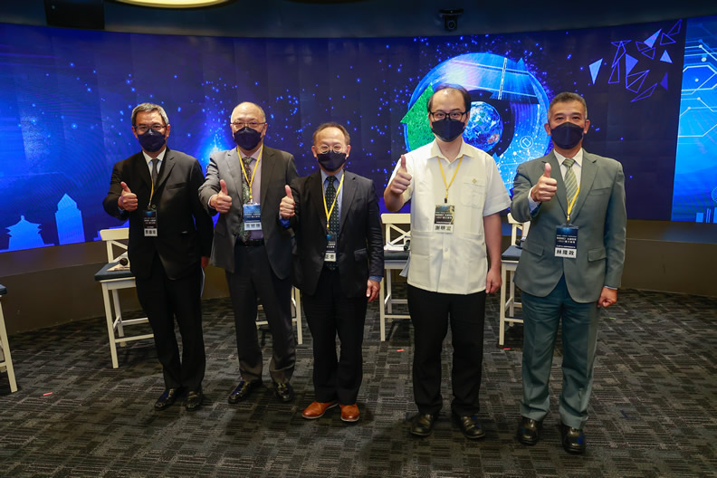 場次二對談合影:( 左起) 台灣水泥總經理李鐘培、永豐餘集團技術長暨中華紙漿董事長黃鯤雄、KPMG 安侯永續發展顧問董事總經理黃正忠( 主持人)、中租能源資深副總經理謝明宏及玉山銀行法人金融事業總處執行長林隆政