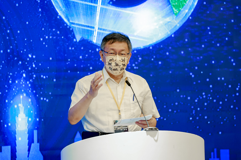 臺北市長柯文哲於致詞時引用歐盟氣候政策主席Frans Timmermans的話:「綠色轉型很困難成本很高,但不轉型的成本更高。」