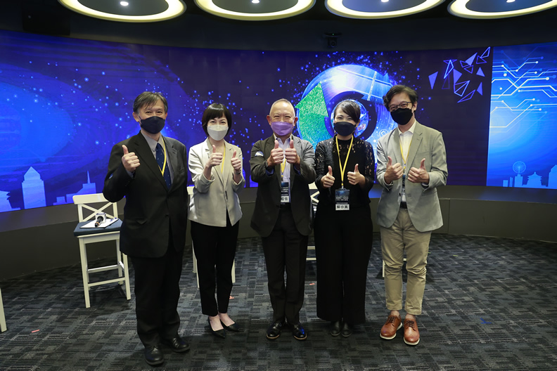 場次三對談合影:( 左起) 中華民國企業永續發展協會秘書長莫冬立( 主持人),宏碁公司永續長劉靜靜、華業建築師事務所主持建築師薛昭信、家樂福企業社會責任暨溝通總監蘇小真、瑞士商Nespresso 臺灣事業部總監盧翰霖。