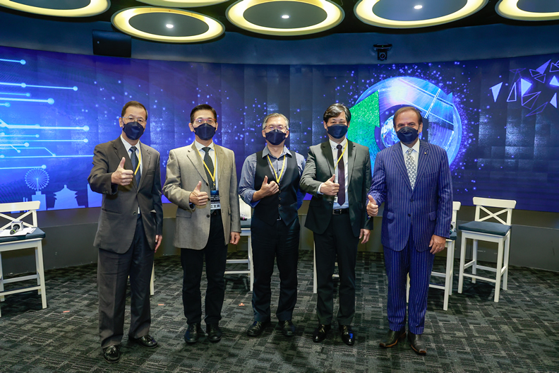 場次一對談合影:( 左起) 工研院綠能與環境研究所所長王人謙( 主持人)、台達樓宇自動化方案事業部總經理江文興、臺北市政府產業發展局公用事業科科長何明育、法商施耐德電機服務事業部總經理洪志賢以及歐洲在臺商務協會(ECCT) 副理事長尹容。