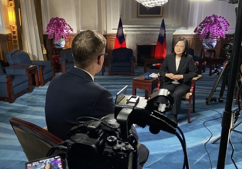 總統蔡英文接受CNN專訪。取自Will Ripley臉書。