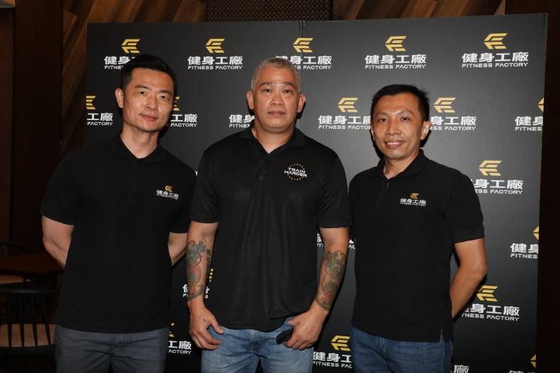 在健身業超過20年的柏文總經理陳尚文（中）看好未來趨勢，趁低谷逆勢拓點。