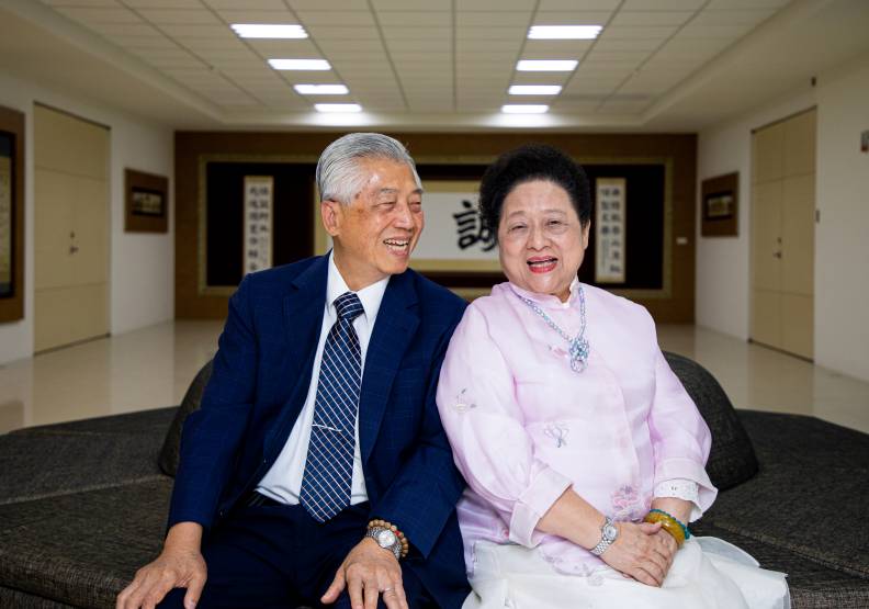 南光董事長陳立賢（左）、總經理王玉杯結縭半世紀，攜手帶領南光，成為國內最大針劑製藥廠。