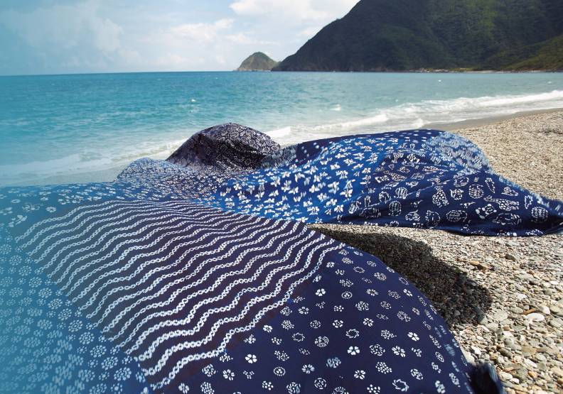 覆蓋台灣海岸的藍染花布,印花集結了中國傳統花卉、蝴蝶圖樣,以及現代卡通、動物圖案,展現兼容並蓄的文化意涵。姚任祥提供、劉振祥攝影