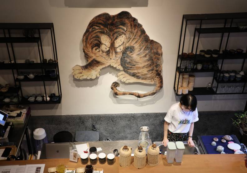 同安樂展示眾多古物，清代名將甘國寶之作，〈甘國寶虎〉也展示在店內。