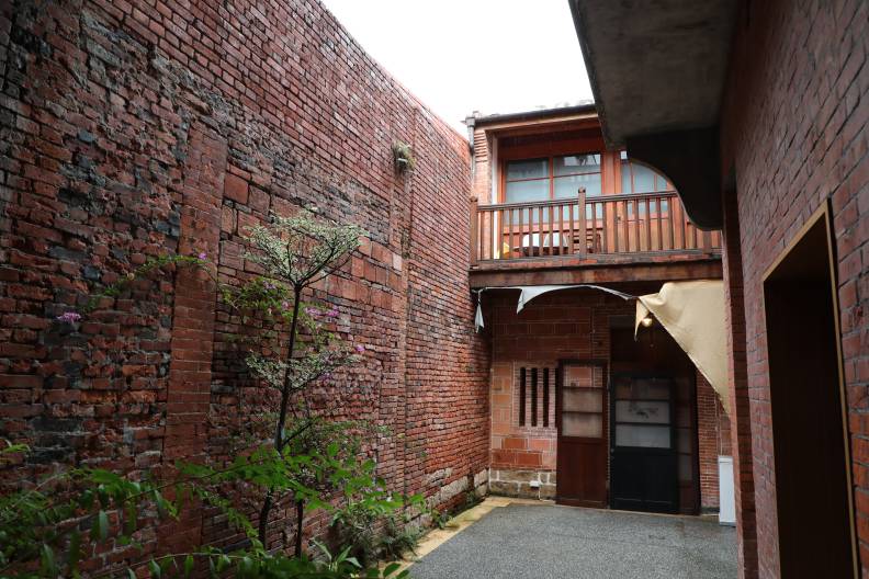 同安樂茶館後方,可以看見保存良好的閩南式建築。蘇義傑攝。