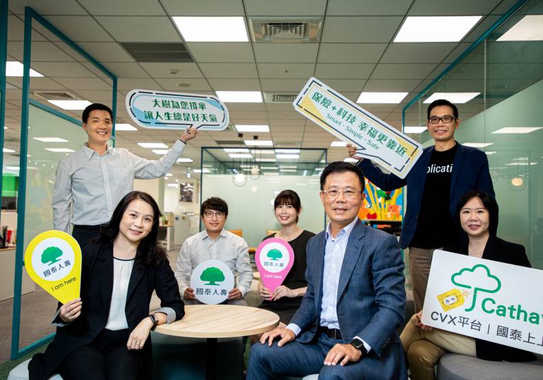 國泰人壽總經理劉上旗（前排右二）表示，國壽不斷地透過創新轉型和優化，讓保險服務變得更友善可親。