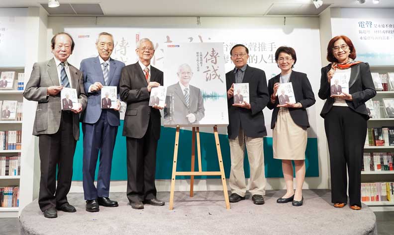 左起依序為美律初始股東廖祿堙、美律副董事長魏文傑、美律董事長廖祿立、遠見．天下文化事業群創辦人高希均、遠見．天下文化事業群發行人王力行、遠見雜誌社長楊瑪利。天下文化提供