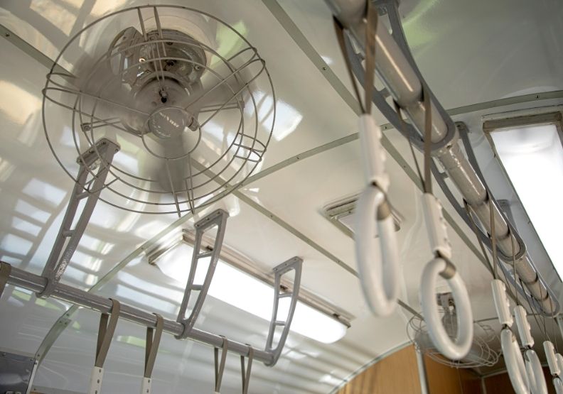 復古電風扇難以找到零件,特地請師傅手工打造。池孟諭攝影。