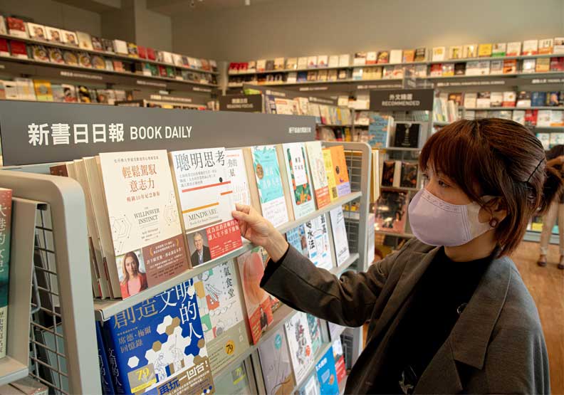 誠品社區店推出「新書日日報」,職人根據社區喜好每天推薦30本以上新書。池孟諭攝