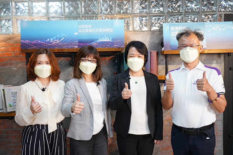 (左起)遠見雜誌副總編輯林讓均、和德昌麥當勞整合行銷群副總裁寇碧茹、中彰投分署長林淑媛、國立清華大學清華講座教授簡禎富。