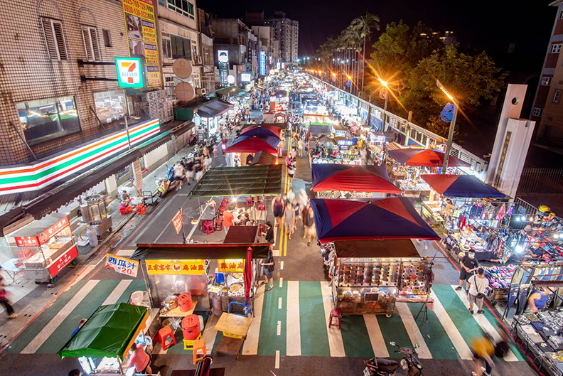 帶著振興五倍券及桃園好市乘雙券到桃園夜市消費,吃喝玩樂一次大滿足。