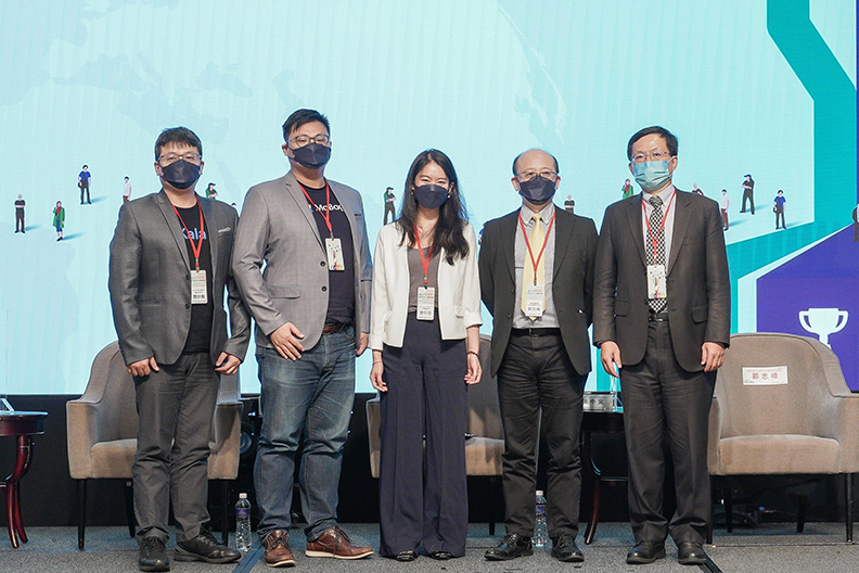 左起 iKala 共同創辦人暨技術長龔師賢、行動貝果有限公司共同創辦人暨執行長鍾哲民、Beyond Limits AI臺灣總經理暨玖樓董事兼總經理張中宜、緯創醫學科技公司科技智能醫療事業總監郭志峰、工研院產科國際所所長蘇孟宗。