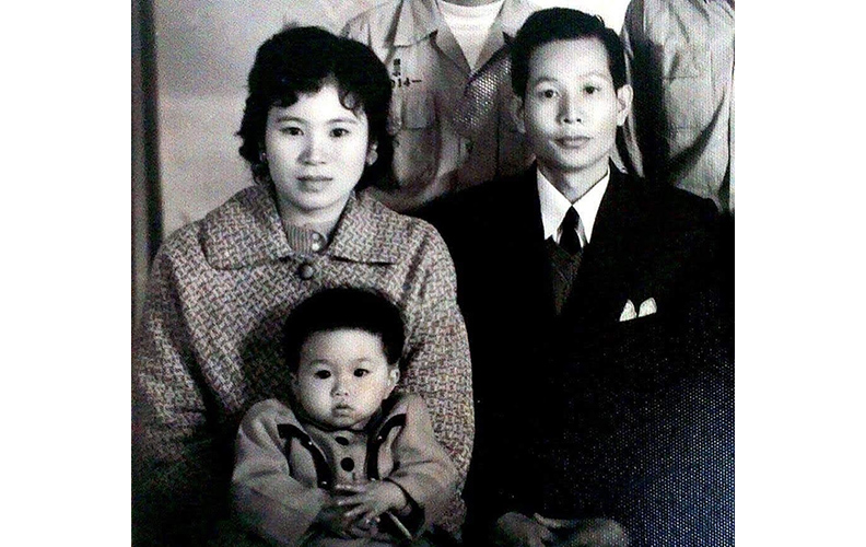 邱佩琳全家合照,從小父母都對她極為疼愛,至今她仍懷念不已。