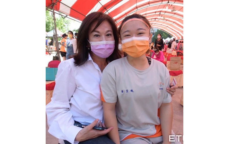 邱佩琳和黃宜甄合影,幫助有潛力的年輕人,自己更快樂。