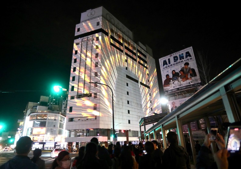 新竹客運商業大樓的光雕表演。張智傑攝影