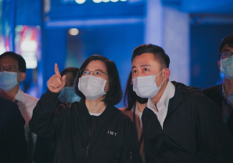 總統蔡英文也到新竹,和新竹市長林智堅共同觀賞光雕。圖片取自林智堅臉書