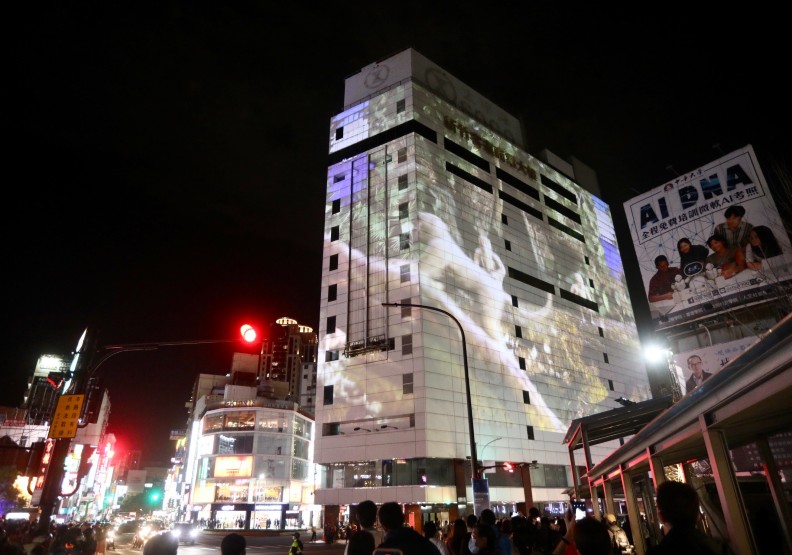 新竹客運商業大樓結合動物園意象的表演,想像未來新竹的樣貌。張智傑攝影