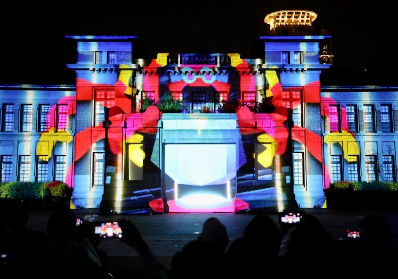 新竹州廳上的表演特別童趣,吸引小朋友的眼光。張智傑攝影