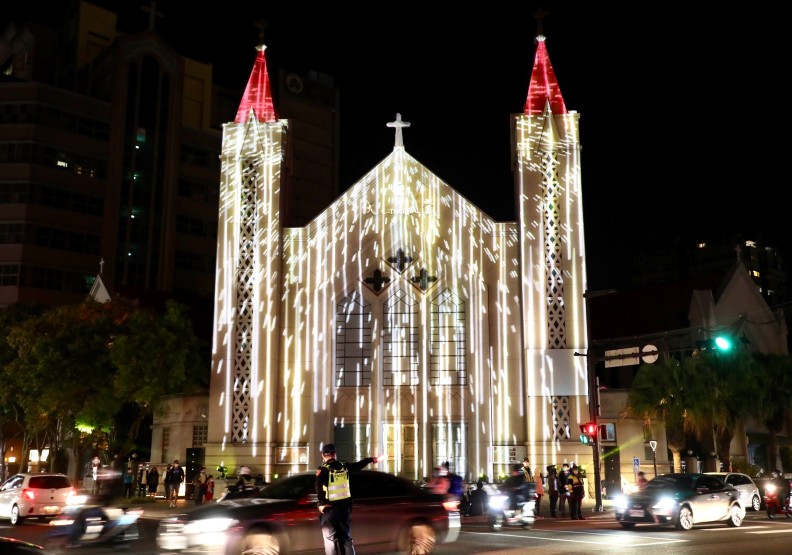 北大教堂的光雕表演「拂曉之翼」。張智傑攝影