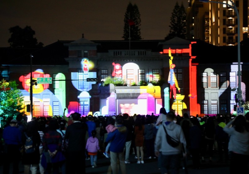 可以看見民眾一家大小在市區輕鬆地散步,是林智堅覺得最美的景象。張智傑攝影