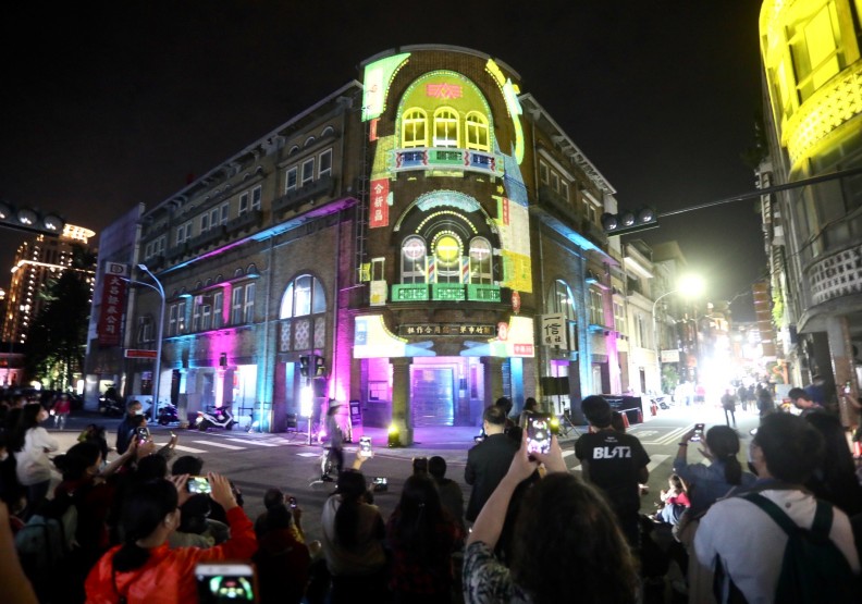 第一信用合作社為了這次的光雕表演,大型招牌有先拆下來。張智傑攝影