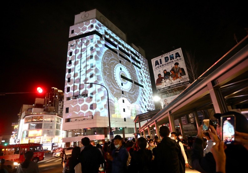 新竹客運商業大樓前的光雕作品。