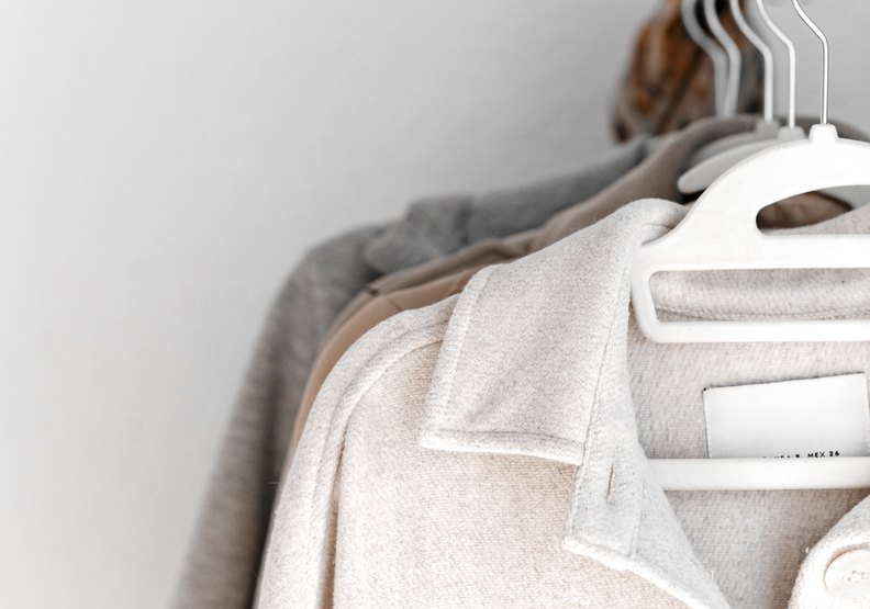 衣服已經退了流行。pexels