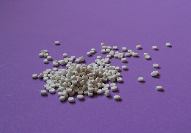 UpRoot團隊以木薯粉製作餐具。UpRoot提供