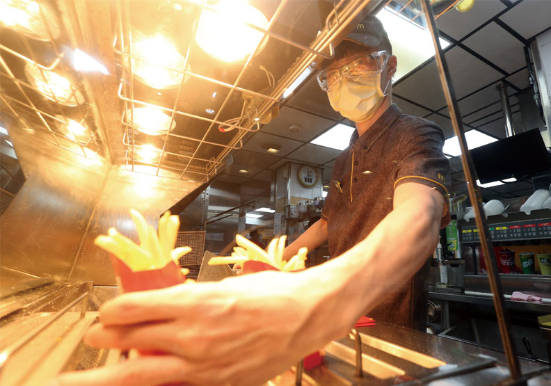 麥當勞過去多雇用兼職學生,未來將轉以正職為大宗。張智傑攝