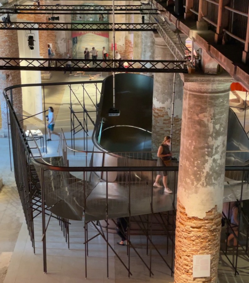 從「2021威尼斯建築雙年展」軍火庫展場的主入口走來,會相當自然地走上田中央展場。田中央提供。