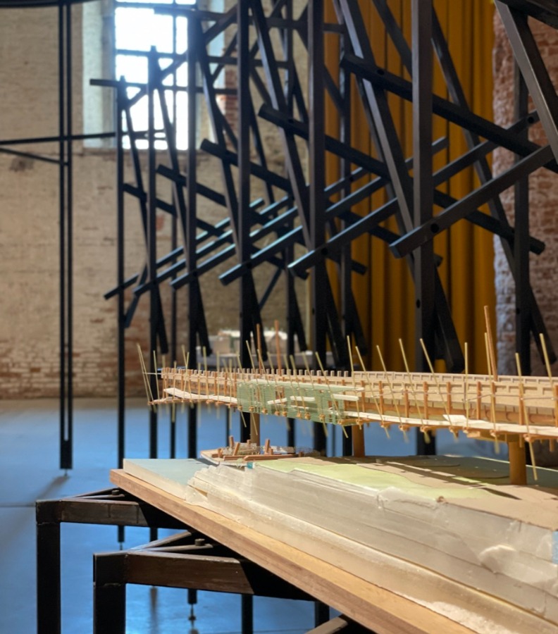 田中央作品宜蘭市「津梅棧道」模型,上方是嶼山工房林聖峰設計的展場,兩者有點一致又有點不一致的對話。田中央提供。