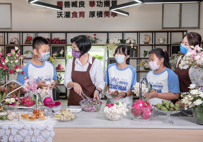 因家長從農者眾，興華國小善用當地深厚農業實力，結合地方特色推廣食農教育及科技農業。