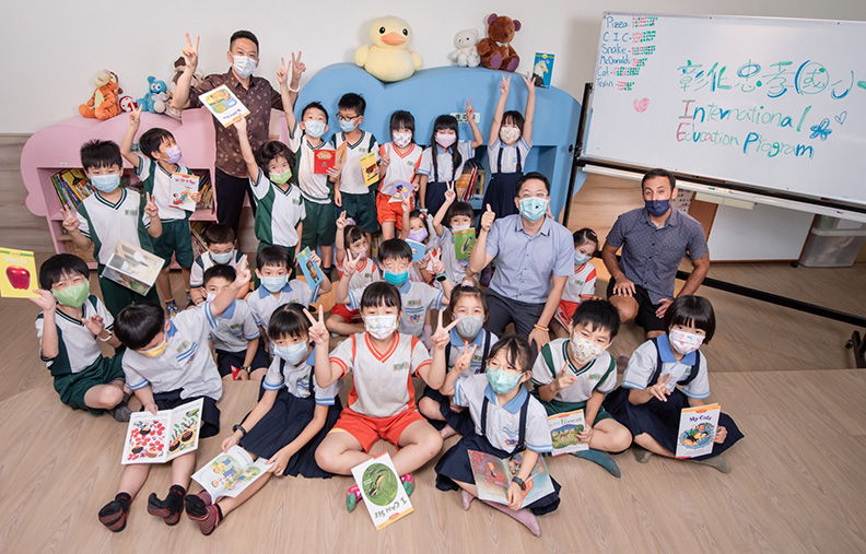 忠孝國小與臺中教育大學國際教育中心以場域合作的模式辦理「國際教育班(International Education Program)」，由中外籍雙導師聯手授課，一開放就受到家長熱烈報名。