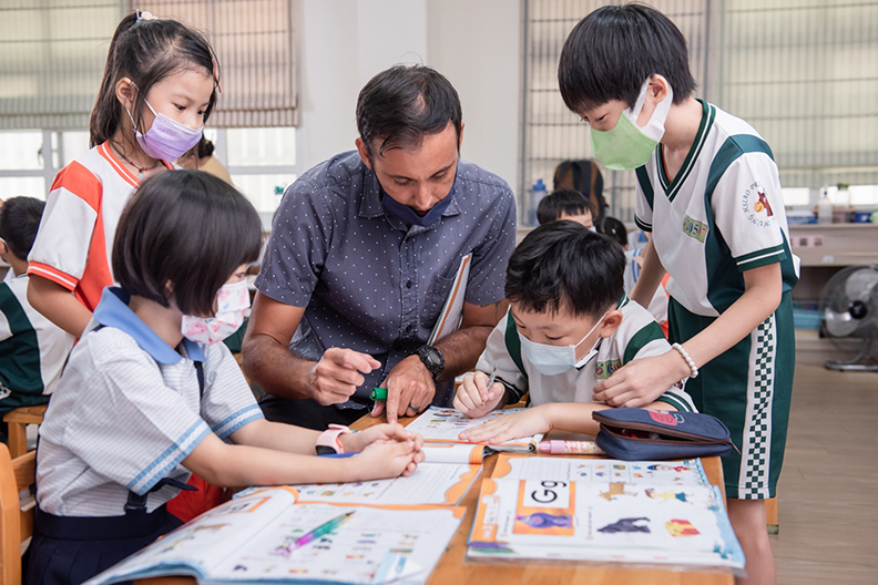 在沉浸式的學習環境中，不論是上課、遊戲還是課間聊天都不停的練習，搭配教師用活潑且自然的方式教導，在英語的使用與表達自我上有更積極的態度。