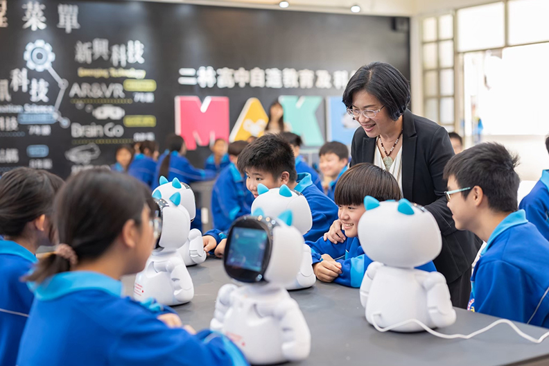 孩子是未來的關鍵，王惠美不侷限於傳統學習，致力發展雙語及科技應用，為未來立定磐石。(攝於疫情前)