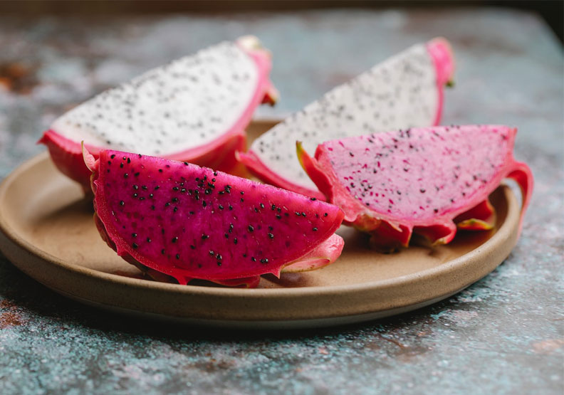 有一份研究嘗試以火龍果作為飲食介入,來解決照護機構裡長者們的便祕問題,結果發現這些受試者無論是食用紅肉或白肉火龍果,大多感覺不須特別用力即可輕鬆排便,而且糞便的質地趨向柔軟,每週排便的頻率也增加了。Pexels by Any Lane