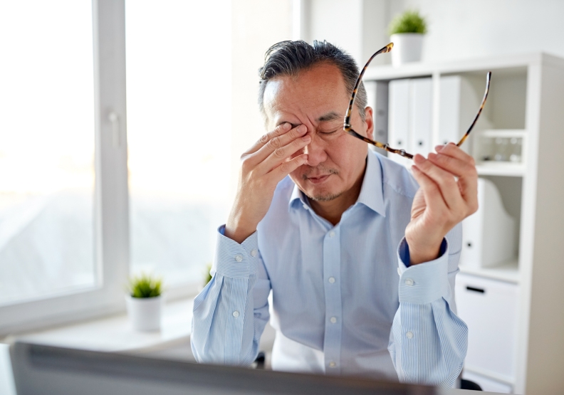 圖 / 眼睛乾澀症狀，已成為現代人常見的困擾之一。挑選含有充足「維生素A」的產品，才能有效舒緩眼睛乾澀。