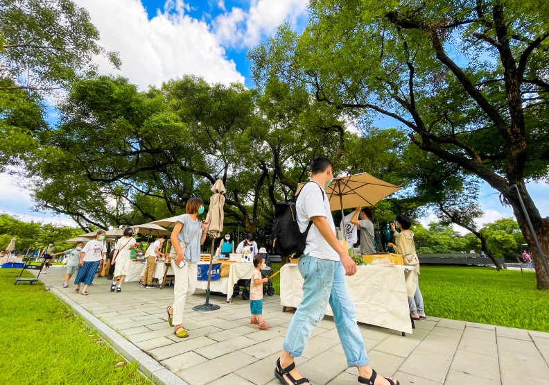 透過總圖外的市集,南國漫讀節也成為能吸引人潮跟生意的在地觀光活動。屏東縣政府提供