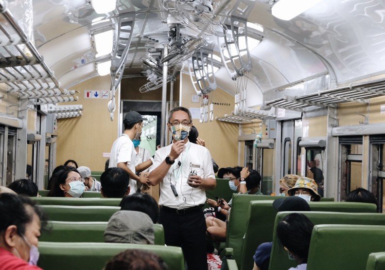 南國漫讀節結合台鐵的藍皮解憂號列出,推出的閱讀專車大獲好評。青鳥書店提供