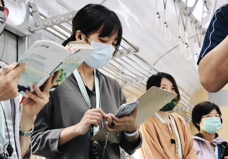 藍皮解憂號上參與的民眾。青鳥書店提供。