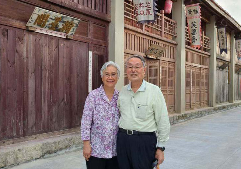 宏碁創辦人施振榮與妻子葉紫華參觀台南鹽水岸内糖廠斯卡羅場景。取自施振榮Stan哥臉書專頁
