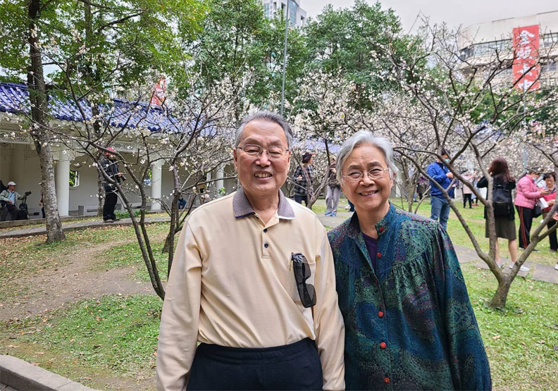宏碁創辦人施振榮與妻子葉紫華,他表示自己現在每天走路,一天至少6千步,風雨無阻、疫情無阻。取自施振榮Stan哥臉書專頁