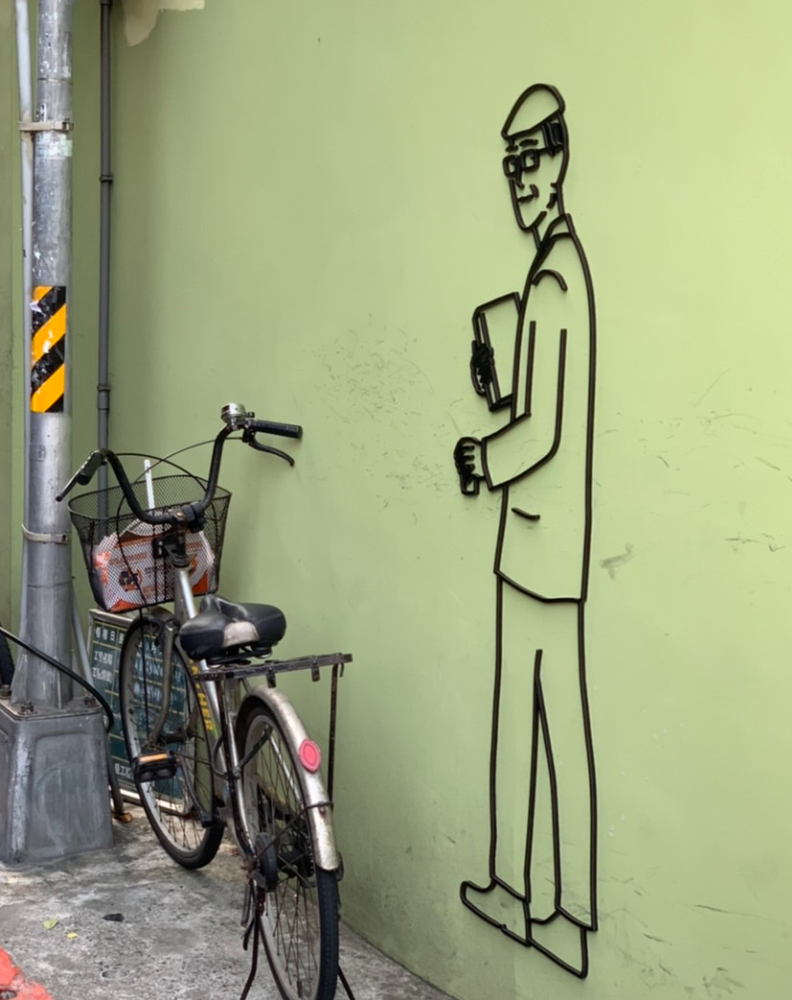 插畫家Johnnp創作《文學家出沒中》,以俏皮方式刻畫台灣文壇重量級詩人余光中。蔡炆璇攝。