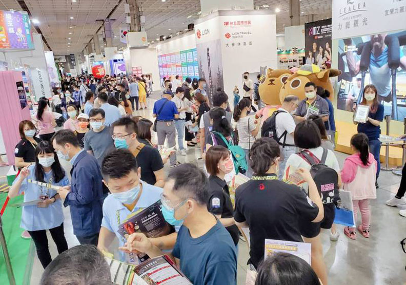 2021台北國際旅展週日共湧進3萬8105人次進場,較去年的5萬1854人次下滑26.5%。聯合新聞網提供