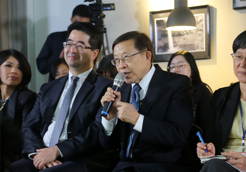 遠見．天下文化事業群創辦人高希均（中）也在觀眾席上提問。陳之俊攝